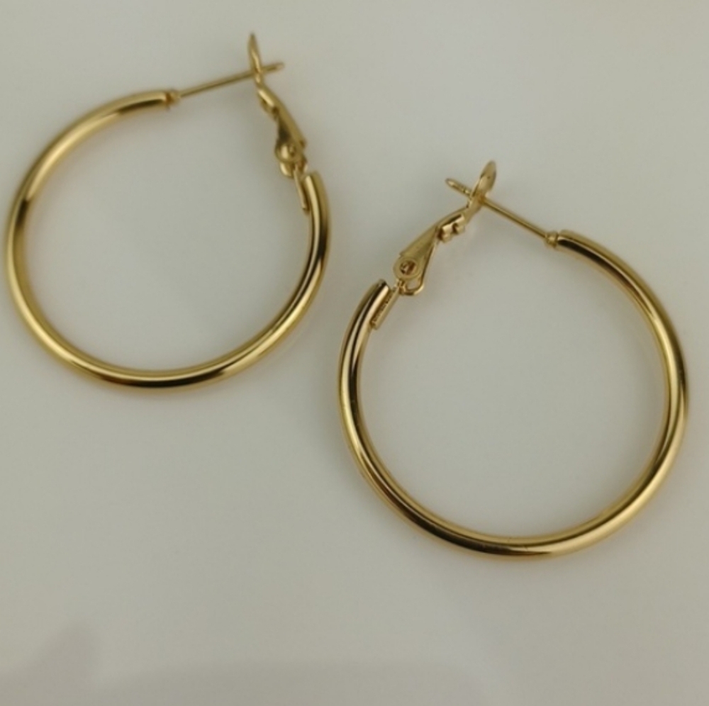 Nice Gold Tone Medium Hoop Earrings W/Classic Latch-Back Hinge Closure